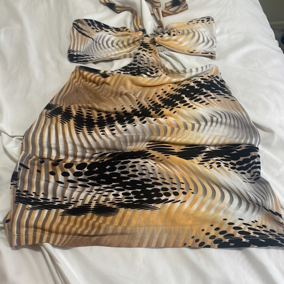 CUT OUT DRESS - Picture 3 of 3